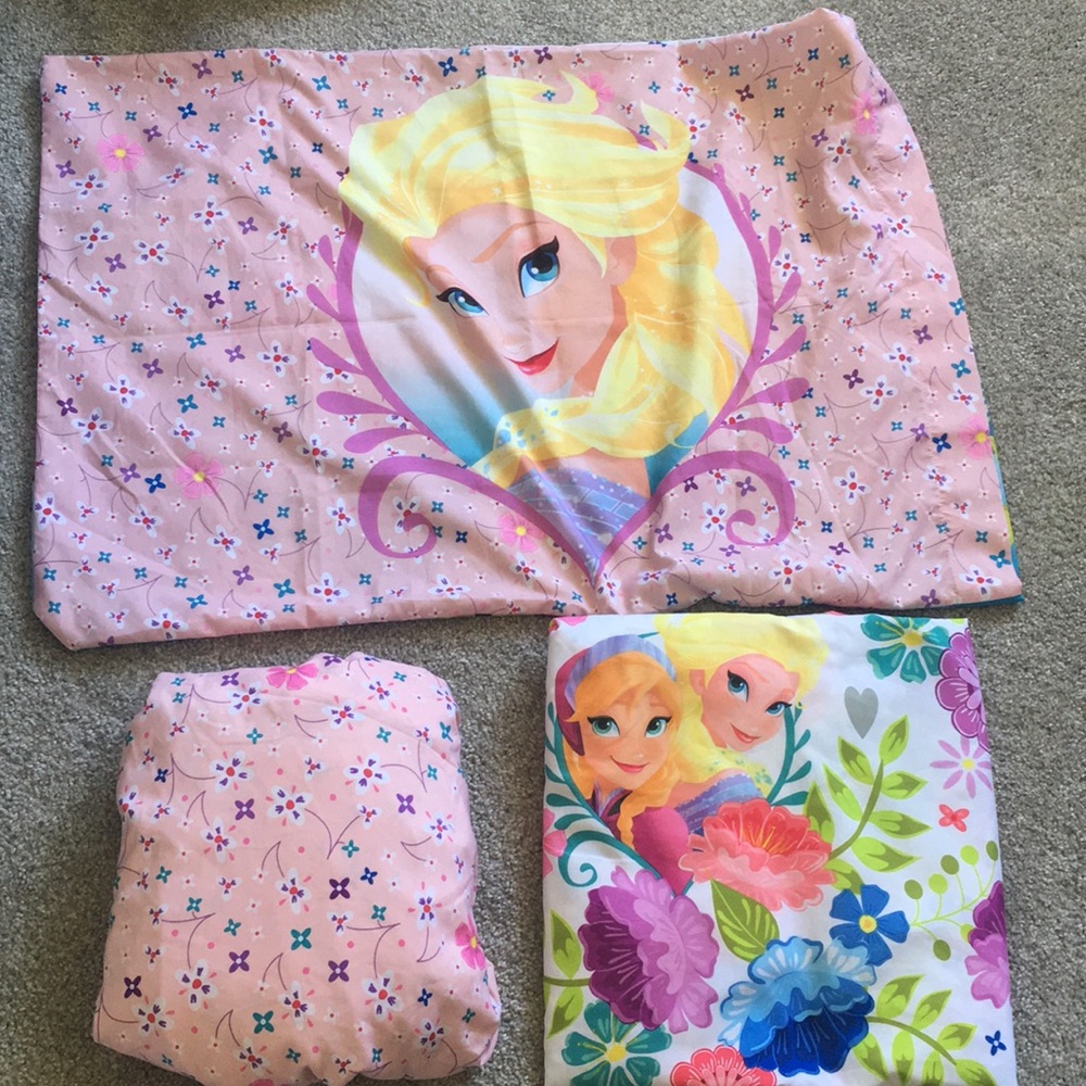 1 pillow case fitted twin and flat sheet included